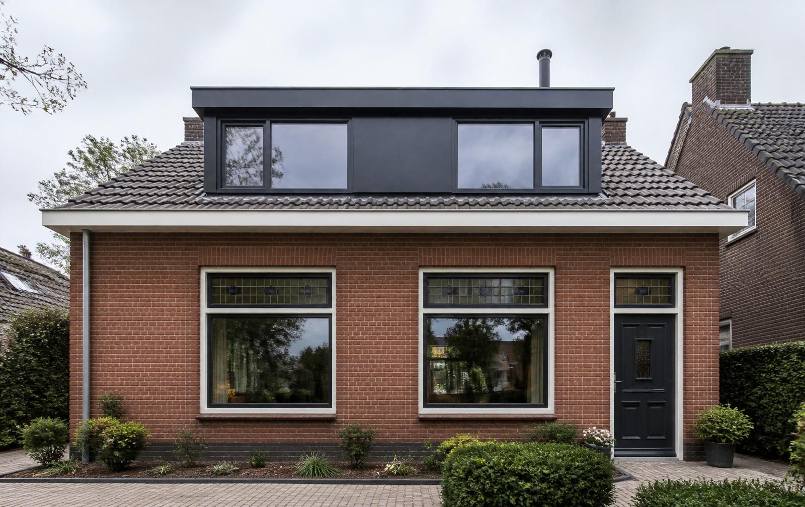 Vrijstaande woning met moderne donkere dakkapel